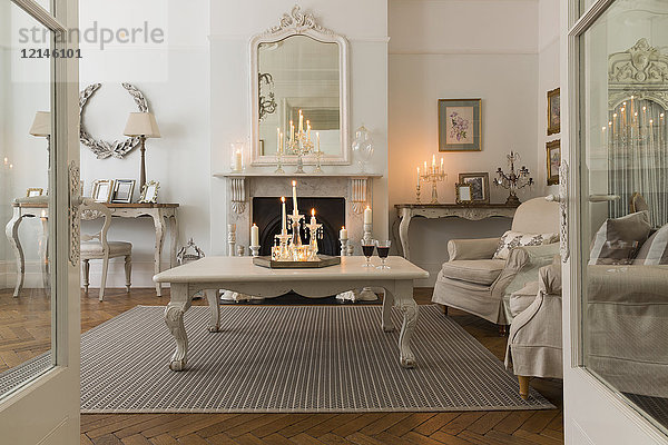 Candlelit Luxus-Haus Vitrine Wohnzimmer mit Kamin