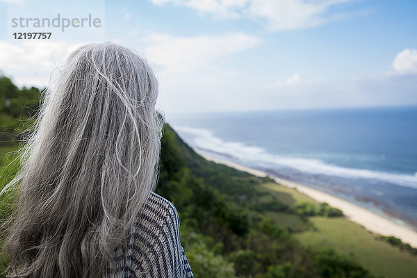 Seniorin mit Blick auf den Ozean