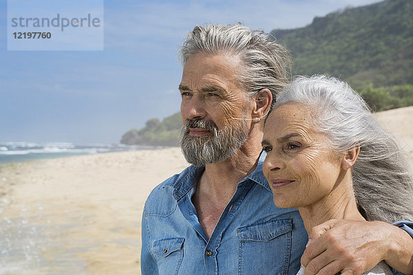 Porträt eines hübschen Seniorenpaares am Meer