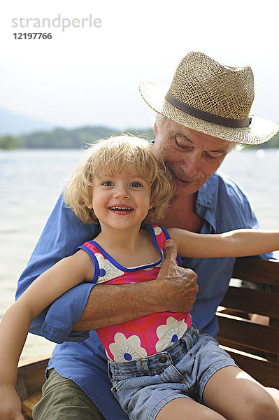 Porträt des kleinen Mädchens im Ruderboot mit ihrem Großvater