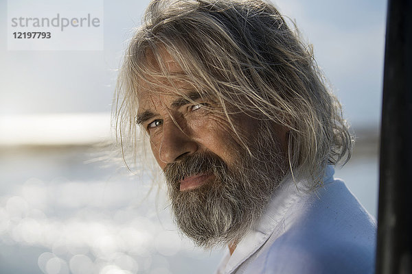 Porträt eines gutaussehenden älteren Mannes am Strand