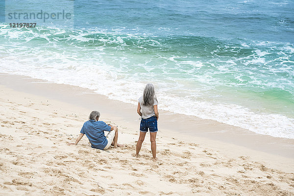 Seniorenpaar am Strand mit Blick aufs Meer