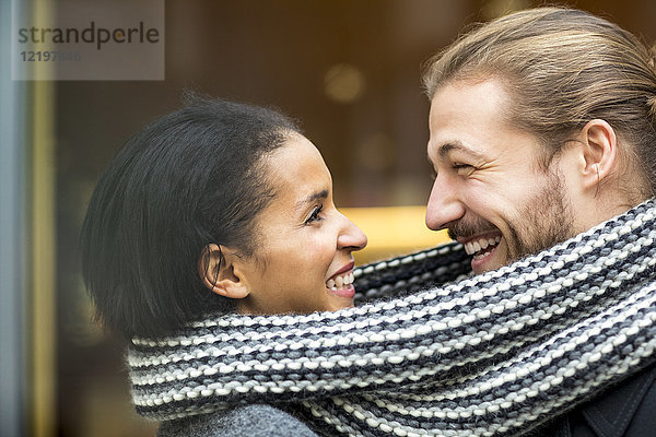 Porträt eines glücklichen jungen Paares mit Schal