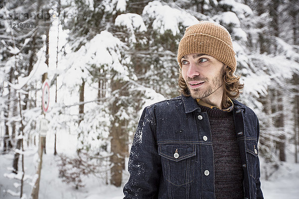 Porträt des Menschen im Winterwald