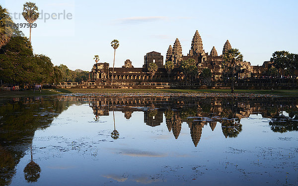 Kambodscha  Siem Riep  Angkor Wat bei Sonnenuntergang
