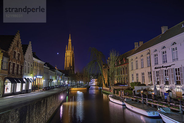 Belgien  Flandern  Brügge  Altstadt  Rozenhoedkaai  Kanal Dijver und Frauenkirche