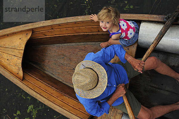 Glückliches kleines Mädchen mit ihrem Großvater im Ruderboot  Draufsicht