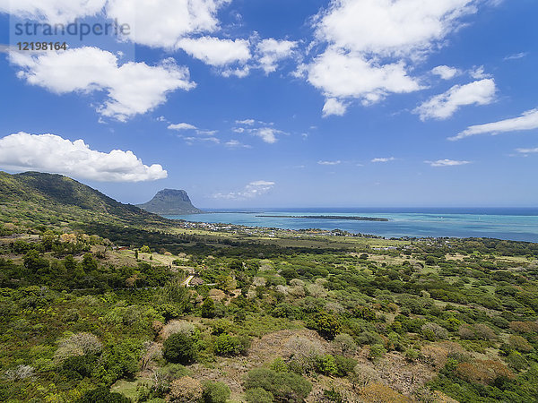 Mauritius  Blick von Chamarel Aussichtspunkt zur Westküste  Insel Ile aux Benitiers  Le Morne mit Berg Le Morne Brabant  Luftaufnahme