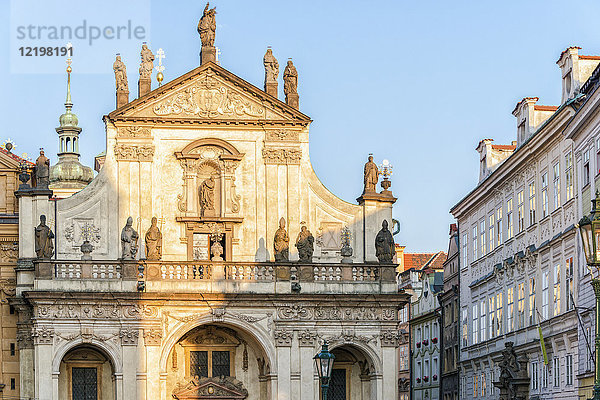 Tschechische Republik  Prag  Karlsbrücke und Salvatorkirche