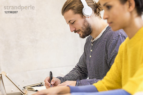 Junge Studenten bei der Arbeit