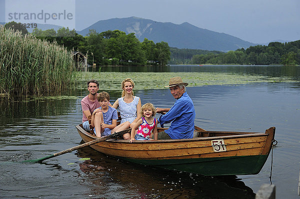 Deutschland  Bayern  Murnau  Gruppenbild der Familie im Ruderboot auf dem Staffelsee