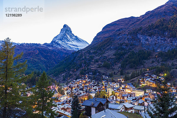Schweiz  Wallis  Zermatt  Matterhorn  Stadtbild  Chalets  Ferienhäuser am Abend