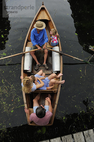 Familie im Ruderboot  Draufsicht