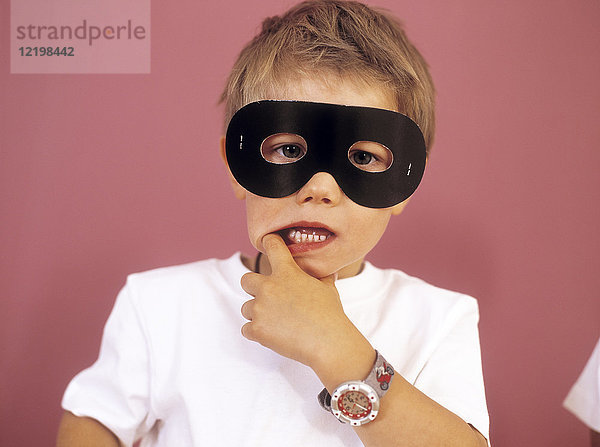 Porträt des kleinen Jungen mit schwarzer Augenmaske