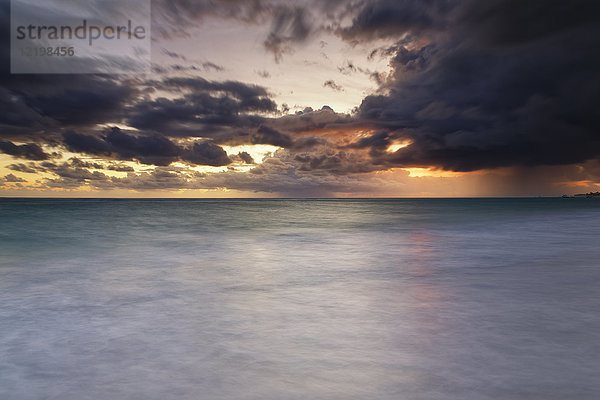 Karibik  Dominikanische Republik  Punta Cana  Playa Bavaro  Blick auf das Meer bei Sonnenaufgang