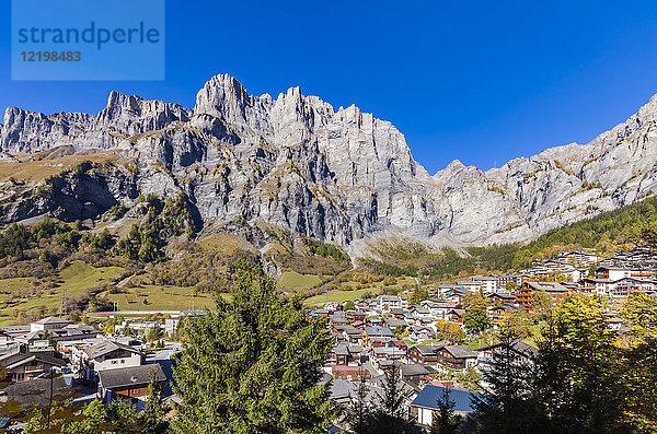 Schweiz  Wallis  Leukerbad  Stadtbild mit Bergmassiv
