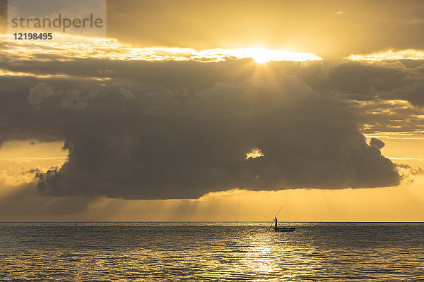 Mauritius  Westküste  Riviere Noire  Fischer bei Sonnenuntergang
