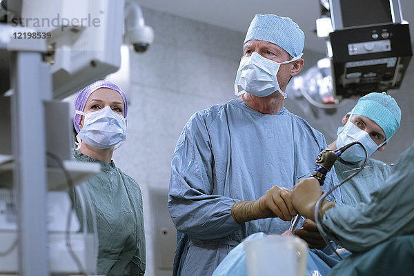Team von Neurochirurgen in Peelings während einer Operation