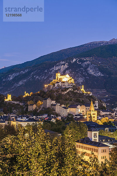 Schweiz  Kanton Waadt  Sitten  Stadtbild mit Notre-Dame de Valere und Notre Dame du Glarier bei Dämmerung