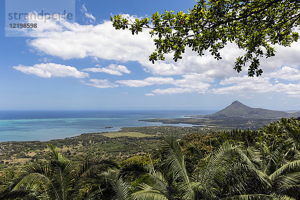 Mauritius  Blick vom Aussichtspunkt Chamarel auf die Westküste und La Preneuse