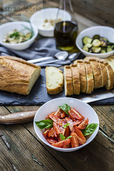 Bruschetta und verschiedene Zutaten  Brot und Tomaten mit Basilikum in einer Schüssel