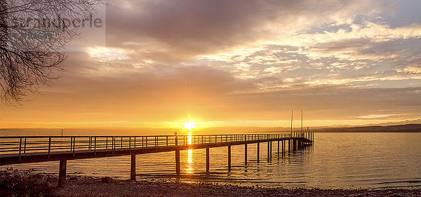 Deutschland  Baden-Württemberg  Konstanz  Bodensee  Uferpromenade bei Sonnenaufgang