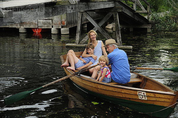 Glückliche Familie im Ruderboot auf dem See