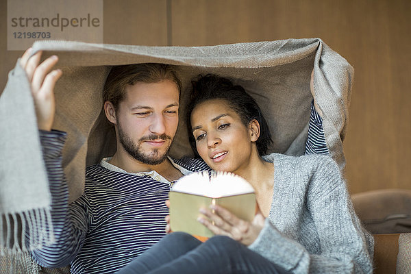 Porträt eines jungen Paares  das sich gemeinsam zu Hause entspannt.