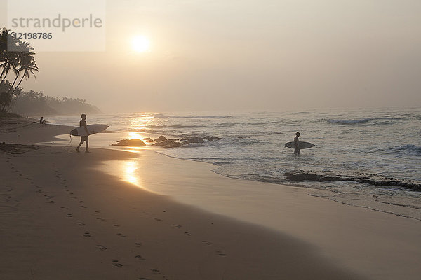 Sri Lanka  Mirissa  Sonnenaufgang  Strand mit Surfer