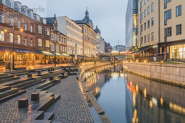 Dänemark  Aarhus  Blick auf die beleuchtete Stadt mit Aarhus River