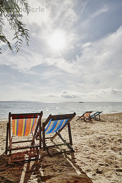 Thailand  Phi Phi Phi Inseln  Ko Phi Phi Phi  Liegestühle am Strand