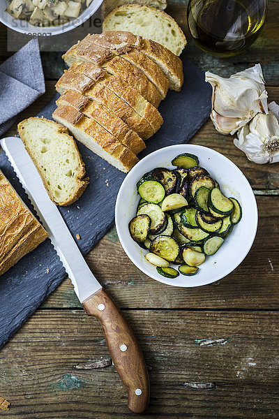 Bruschetta und verschiedene Zutaten  Brot  Zucchini und Knoblauch