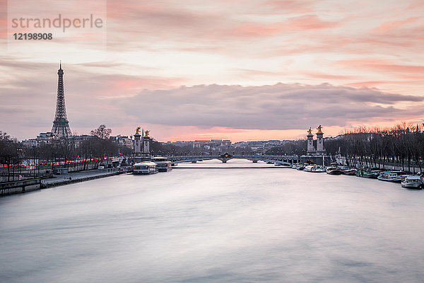 Frankreich  Paris  Blick auf die Seine mit Pont Alexandre III und dem Eiffelturm im Hintergrund bei Sonnenuntergang