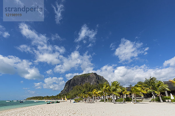 Mauritius  Südwestküste  Le Morne mit Berg Le Morne Brabant  Hotelanlage am Strand