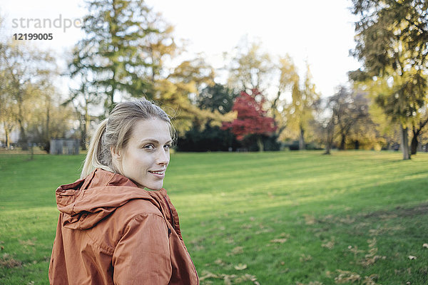 Porträt einer jungen Frau im herbstlichen Park
