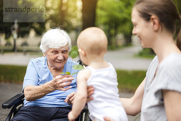 Porträt einer glücklichen Seniorin mit Tochter und Enkelin im Park