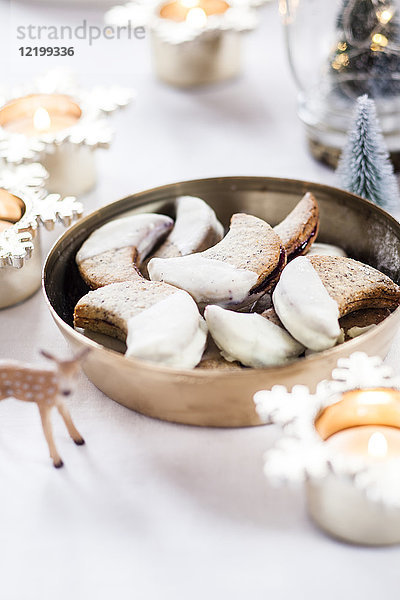 Schale mit Mohnkeksen gefüllt mit Marmelade zur Weihnachtszeit