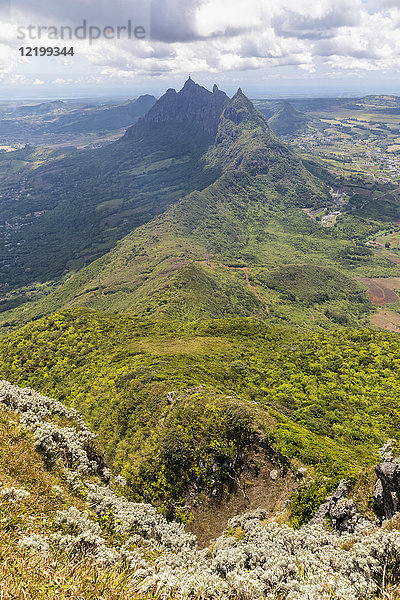 Mauritius  Le Pouce  Wanderung zum Le Pouce Mountain  Blick auf die Gipfel Grand Peak  Creve Coeur und Pieter Both