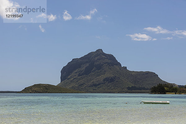 Mauritius  Südküste  Indischer Ozean  Le Morne mit Berg Le Morne Brabant  Boot