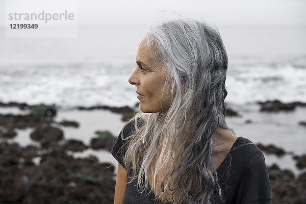 Porträt einer schönen Seniorin am Strand