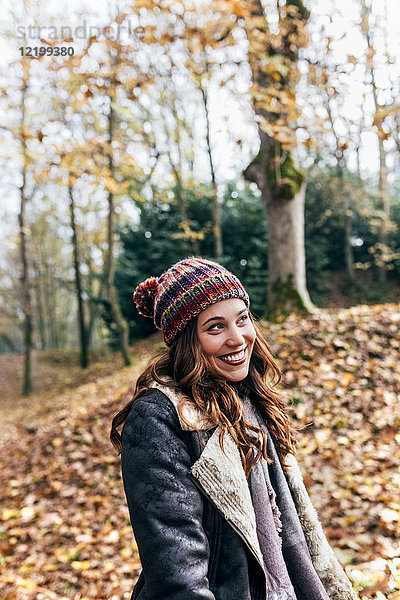Porträt einer schönen glücklichen Frau im Herbstwald