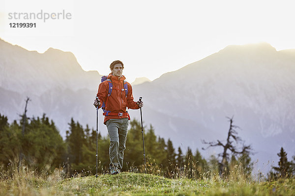 Österreich  Tirol  Mieming Plateau  Portrait des Wanderers auf der Alm bei Sonnenaufgang