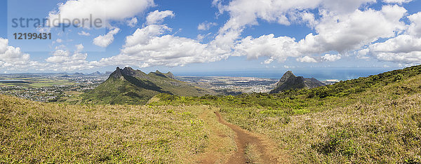 Mauritius  Le Pouce Berg  Schneckenfelsen und Port Louis