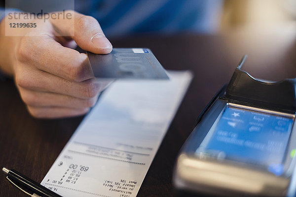 Kundenzahlungsrechnung mit Kreditkarte  Nahaufnahme