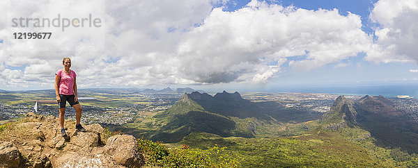 Mauritius  Le Pouce Mountain  Wanderin  Schneckenfelsen und Port Louis