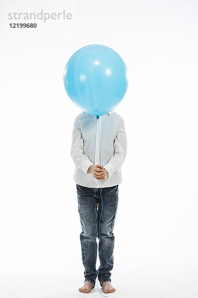 Junge mit blauem Ballon