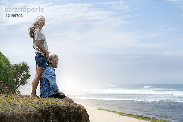Hübsches älteres Paar mit Blick auf den Ozean