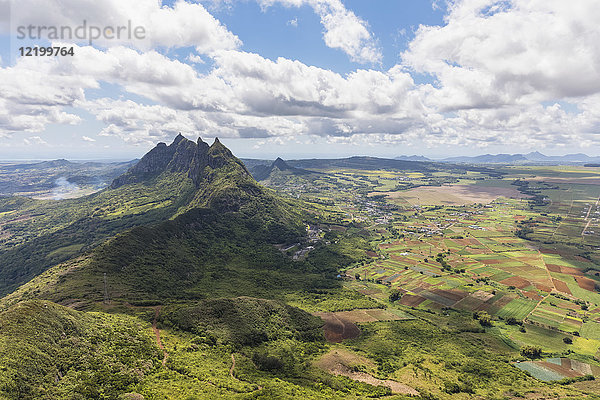 Mauritius  Blick vom Le Pouce Mountain auf die Gipfel Grand Peak  Creve Coeur und Pieter Both