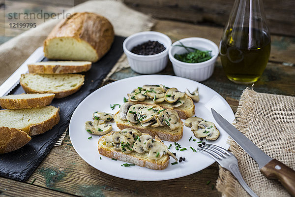 Bruschetta und verschiedene Zutaten  Pilze  Schnittlauch  Olivenöl