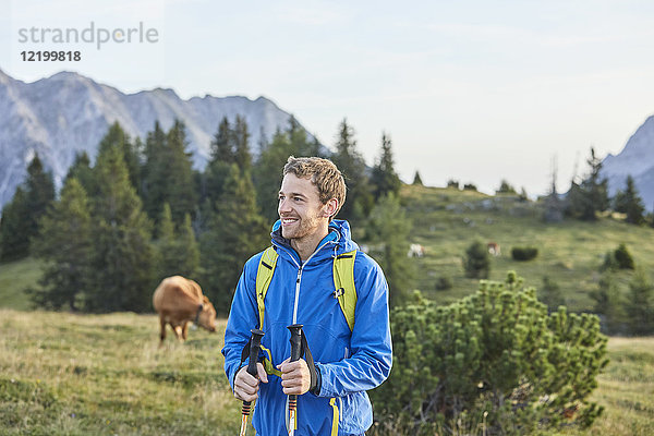 Österreich  Tirol  Mieming-Plateau  Porträt eines lächelnden Wanderers auf Almen